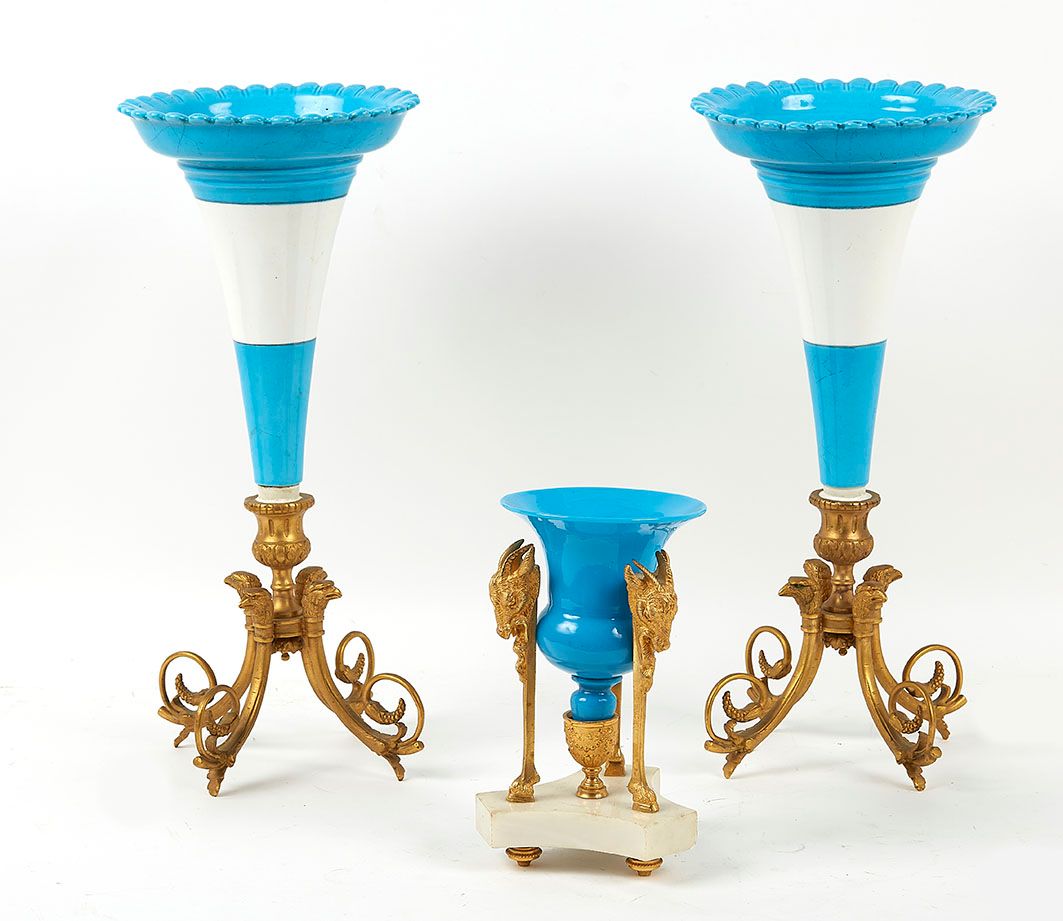 Null 一对天蓝色和白色的陶瓷郁金香花瓶，安装在一个镀金的青铜四脚底座上，上面装饰着卷轴和鹰头。附有一个带有公羊头和蹄子的小型蓝色乳白色木制三脚架卡索。(拿破&hellip;