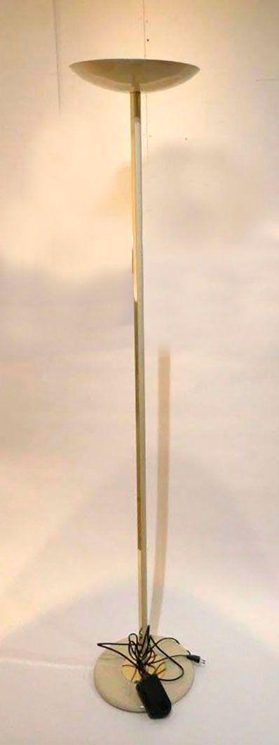 Null Obra francesa circa 1990-2000 Lámpara de pie Hallogen en metal lacado crema&hellip;
