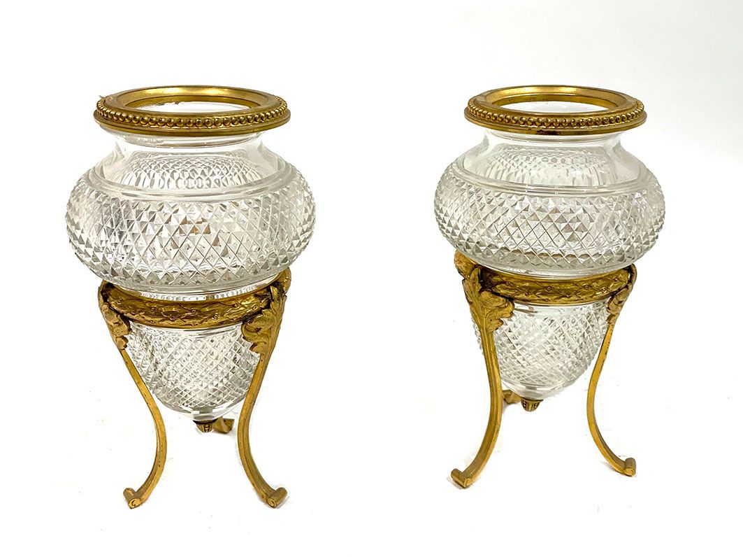 Paire de vases en verre taillé montés en laiton doré. H: 21 cm
