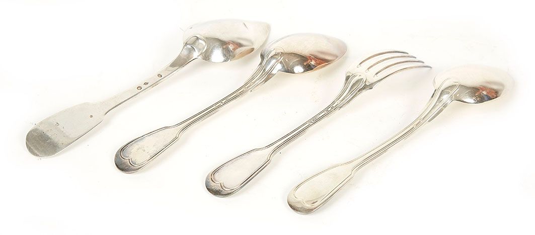 Null Un tenedor de plata siglo XVIII: 84 grs Dos cucharas y un tenedor en metal &hellip;