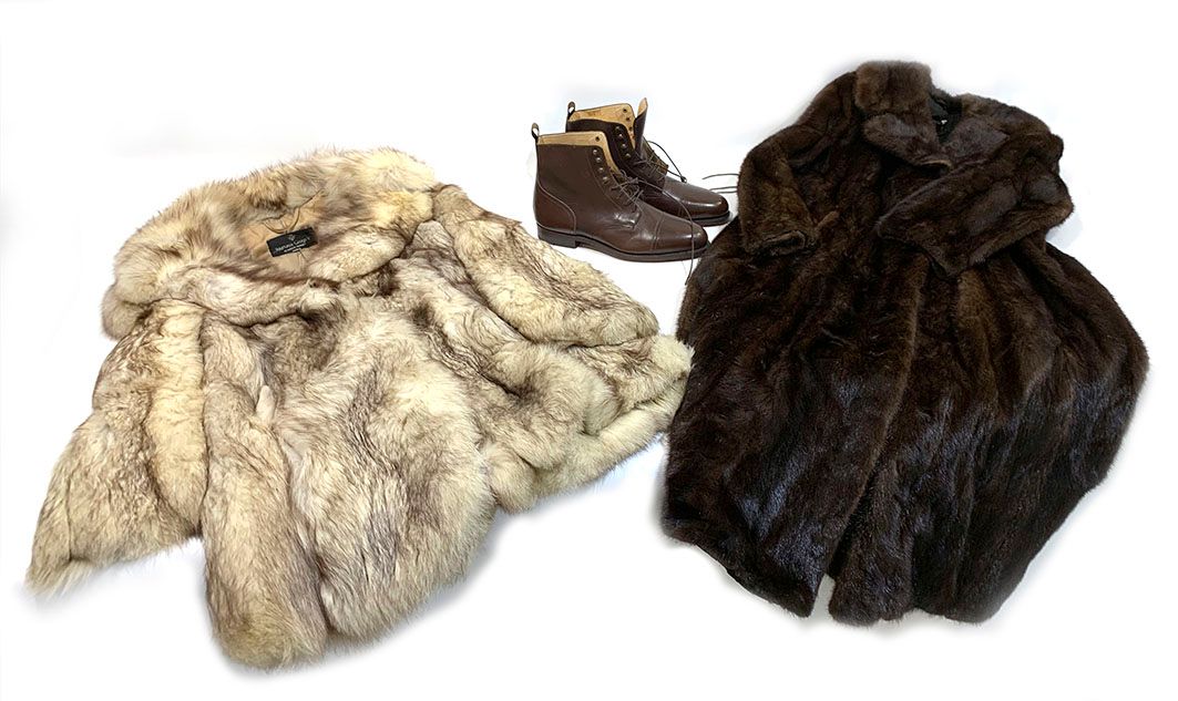 Null 2件毛皮大衣，尺寸38-40（可能是狐狸和水貂）。附上一双J.Donegan皮革系带靴，尺寸45.5厘米。
