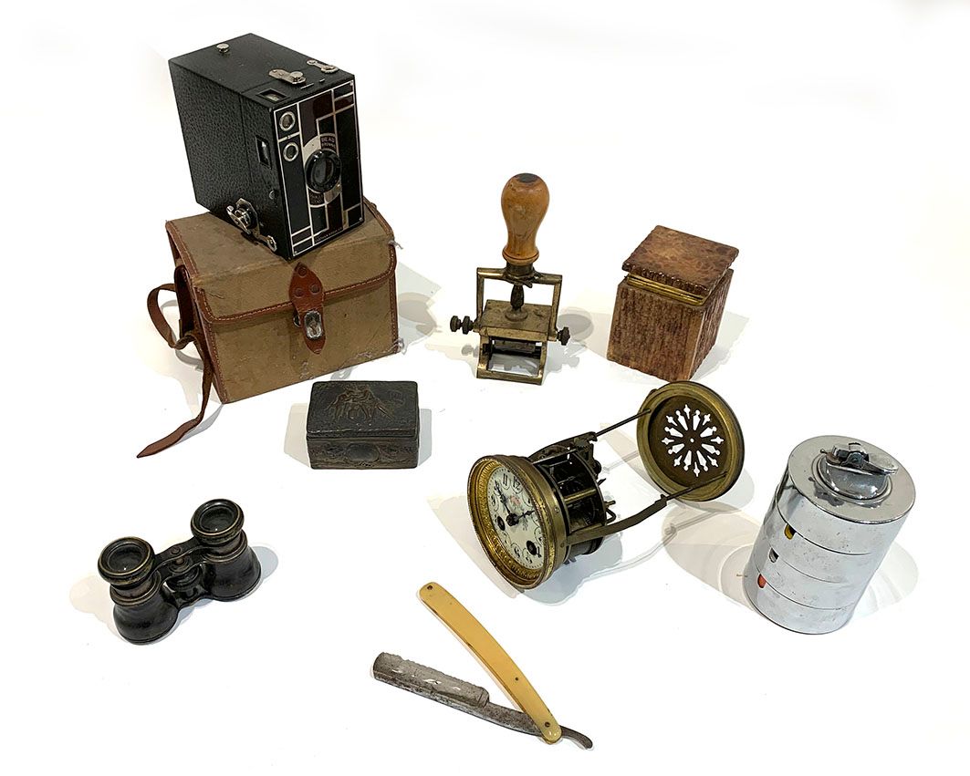 Null 拍品包括：EASTAM KODAK相机、双筒望远镜、卷心菜刀、小型时钟装置（原样）、烟具、铜章、陶瓷盒和硬石盒。