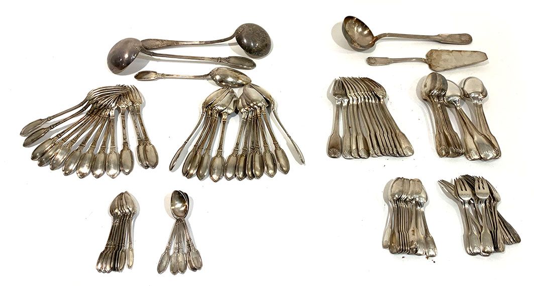 Partie de ménagère en métal argenté style Napoleon III comprenant : 12 petites c&hellip;
