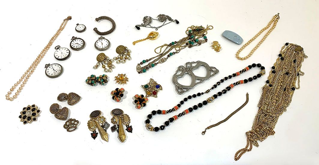 Null 一批服装珠宝，包括Boucheron香水戒指，两条养殖珍珠项链和五只钢银怀表