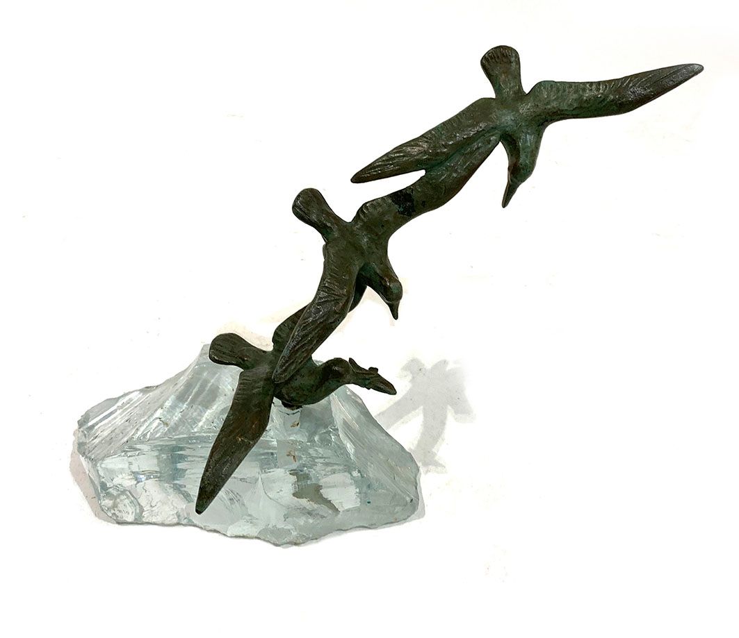 Null Drei Möwen kämpfen um einen Fisch Bronze mit grüner Patina auf einem Glasso&hellip;