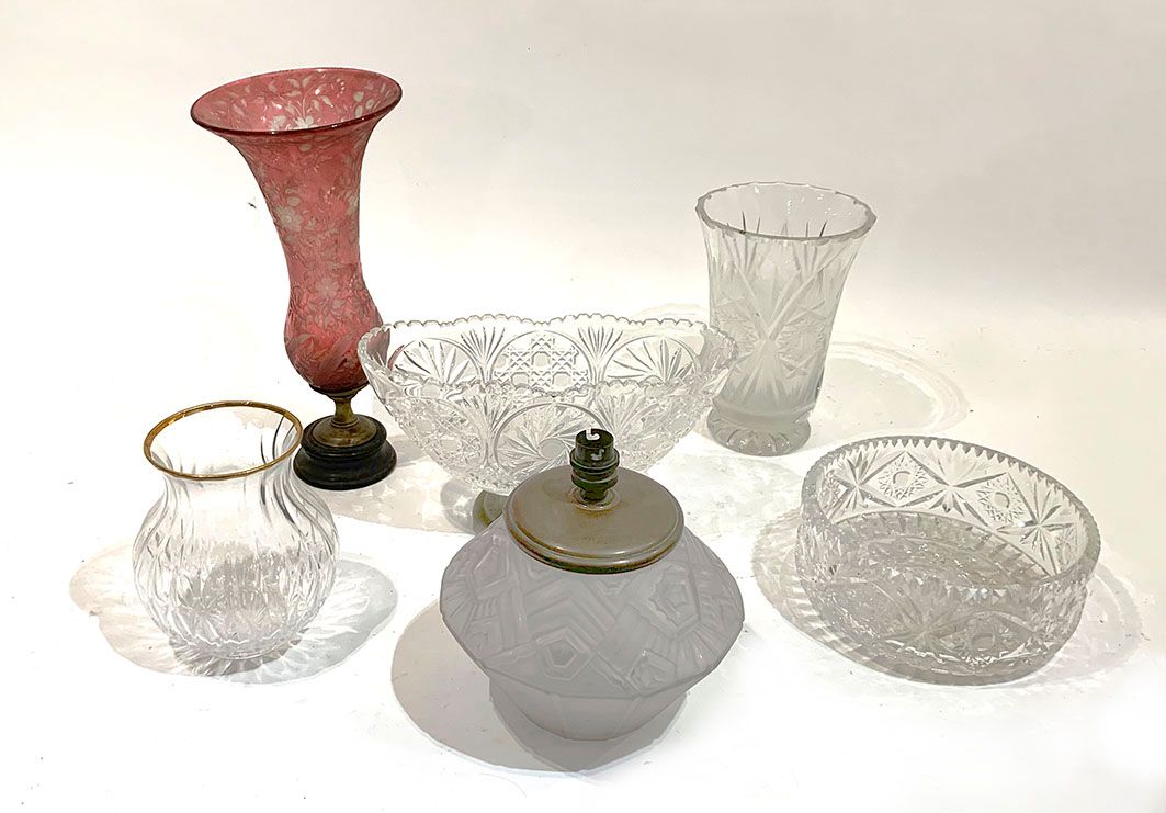 Null Lot comprenant trois vases, deux coupes et un pied de lampe Art Déco en ver&hellip;