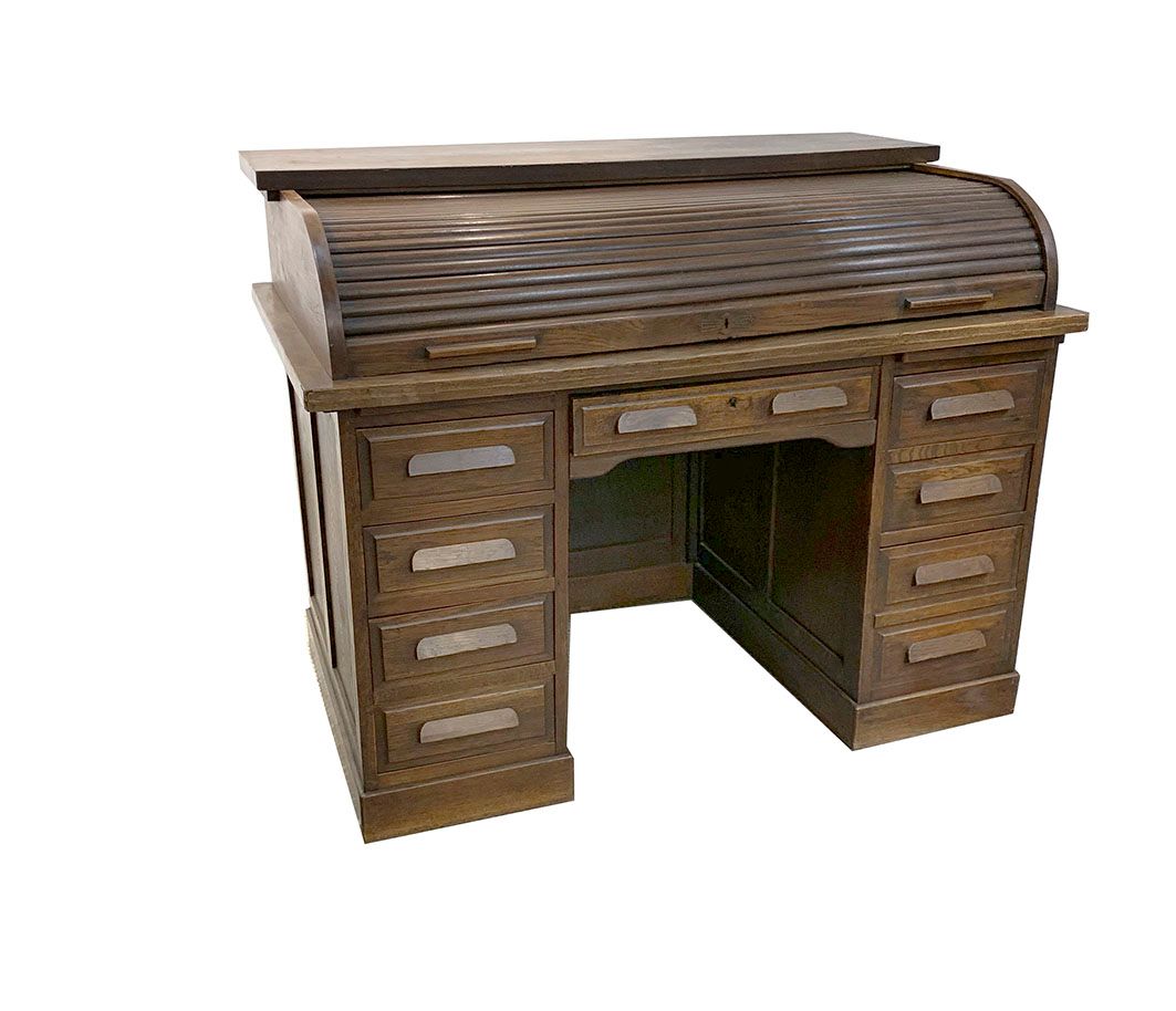 Null 美式书桌，采用木质和单板。一些木皮碎片 102 x 131 x 78 cm