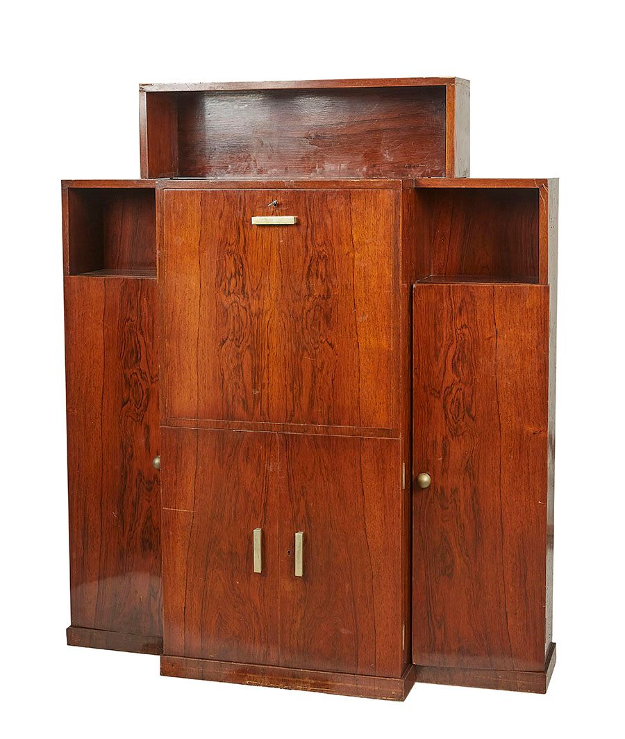 Null 紫檀木饰面书柜，开有两扇门，两片叶子和一个挡板，露出四个抽屉和一个浅色木饰面的小门。 167 x 140 x 44 cm 装饰艺术时期