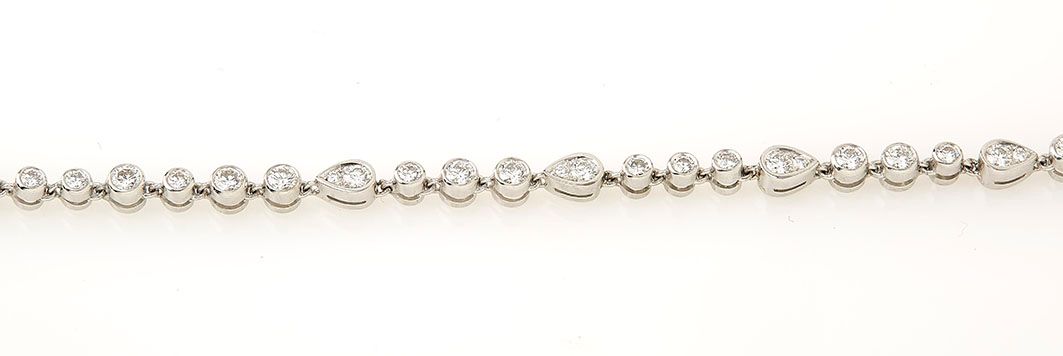Null 18K（750/°）白金线条手镯，铰接式链节，完全镶嵌钻石。长度：17厘米 毛重：8.2克