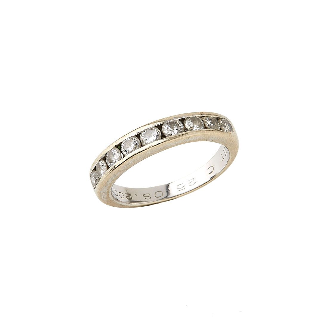 Null Half wedding band in 18K (750/°°) white gold, set with a line of diamonds. &hellip;