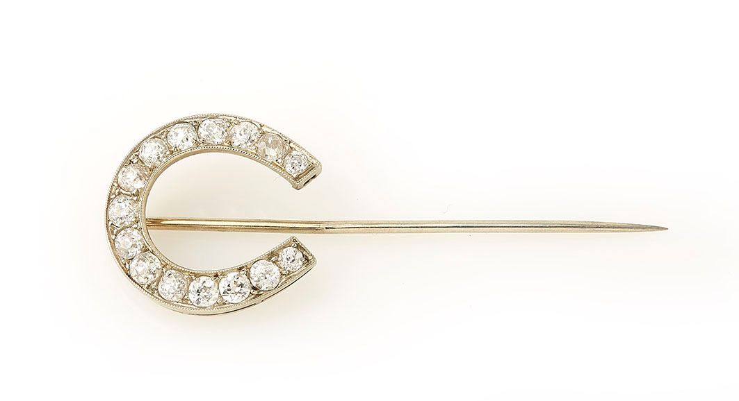 Null 18K（750/°）白金胸针，以马蹄为特色，完全镶嵌老式切割钻石。毛重：2.9克