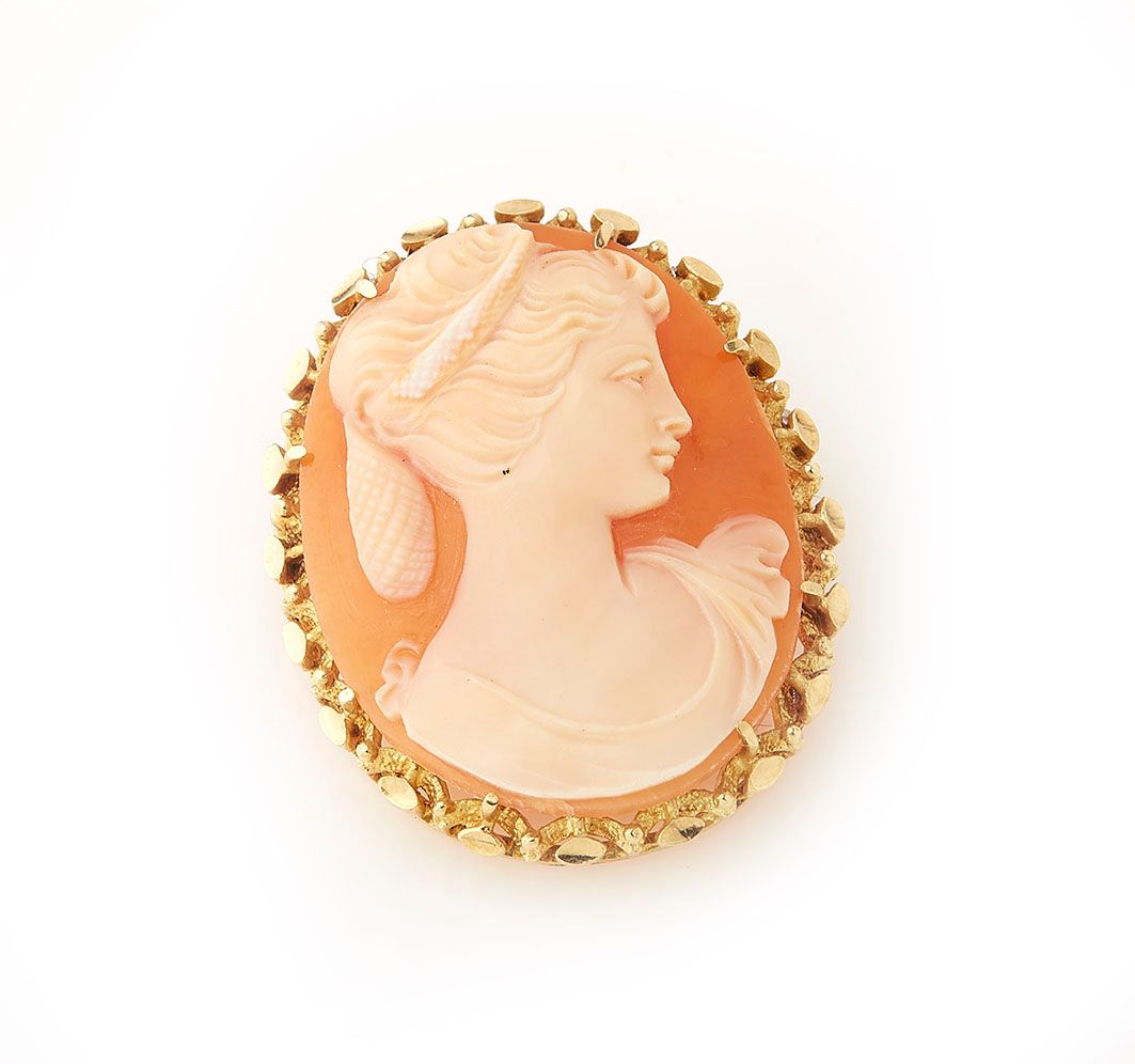 Null Brooch or pendant in 18K yellow gold (750/°°), centered with a cameo. Gross&hellip;