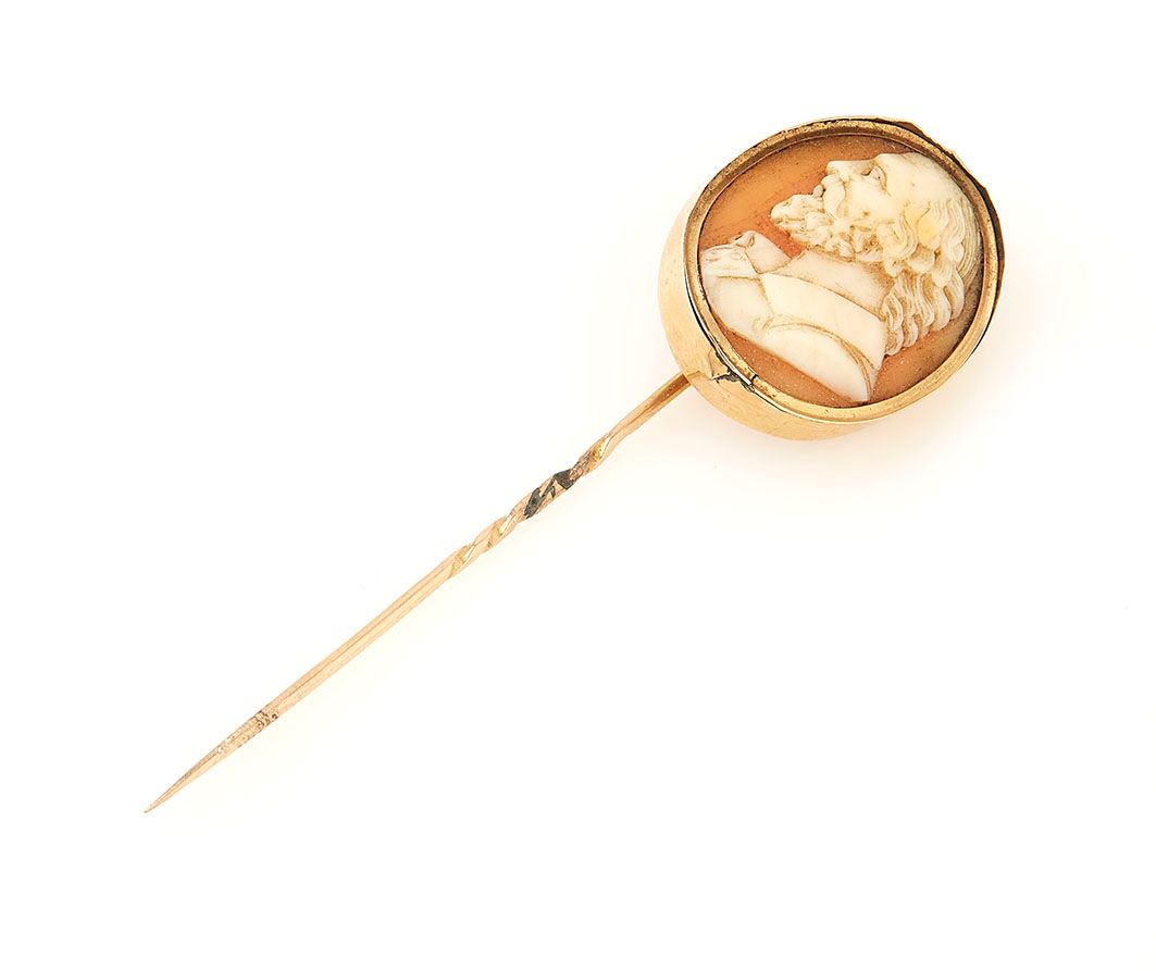Null Nadel aus 18 Karat Gelbgold (750/°°), mit einer Kamee verziert. Bruttogewic&hellip;