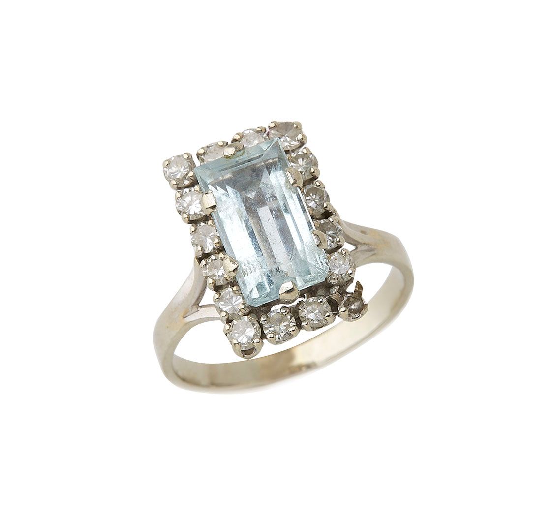 Null 18K（750/°）白金戒指，长方形顶部有一颗海蓝宝石的钻石镶嵌。(缺)TDD : 55 毛重 : 4.5g