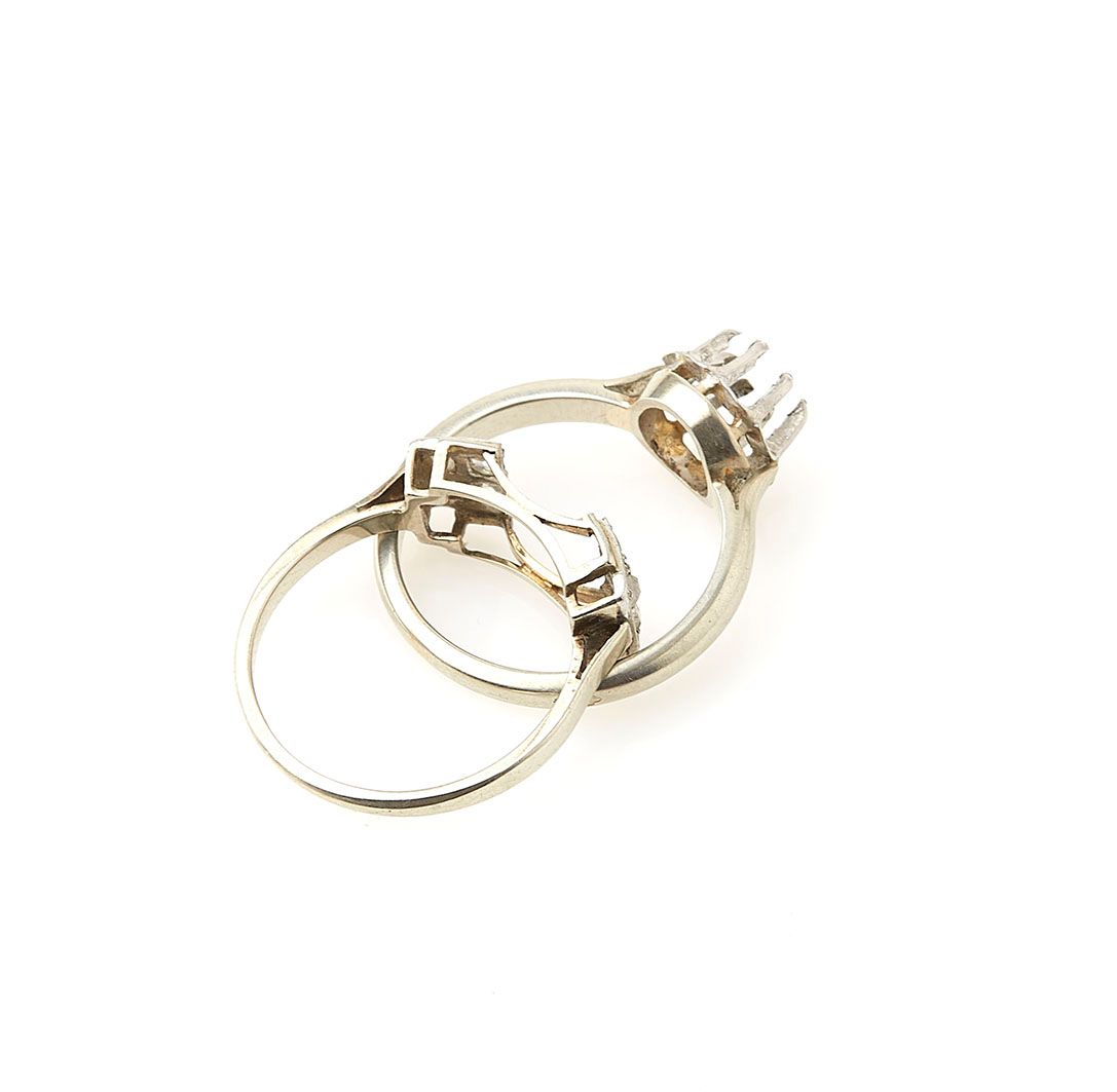 Null Ring mountings in 18K (750/°°) white gold. Gross weight : 5.3g