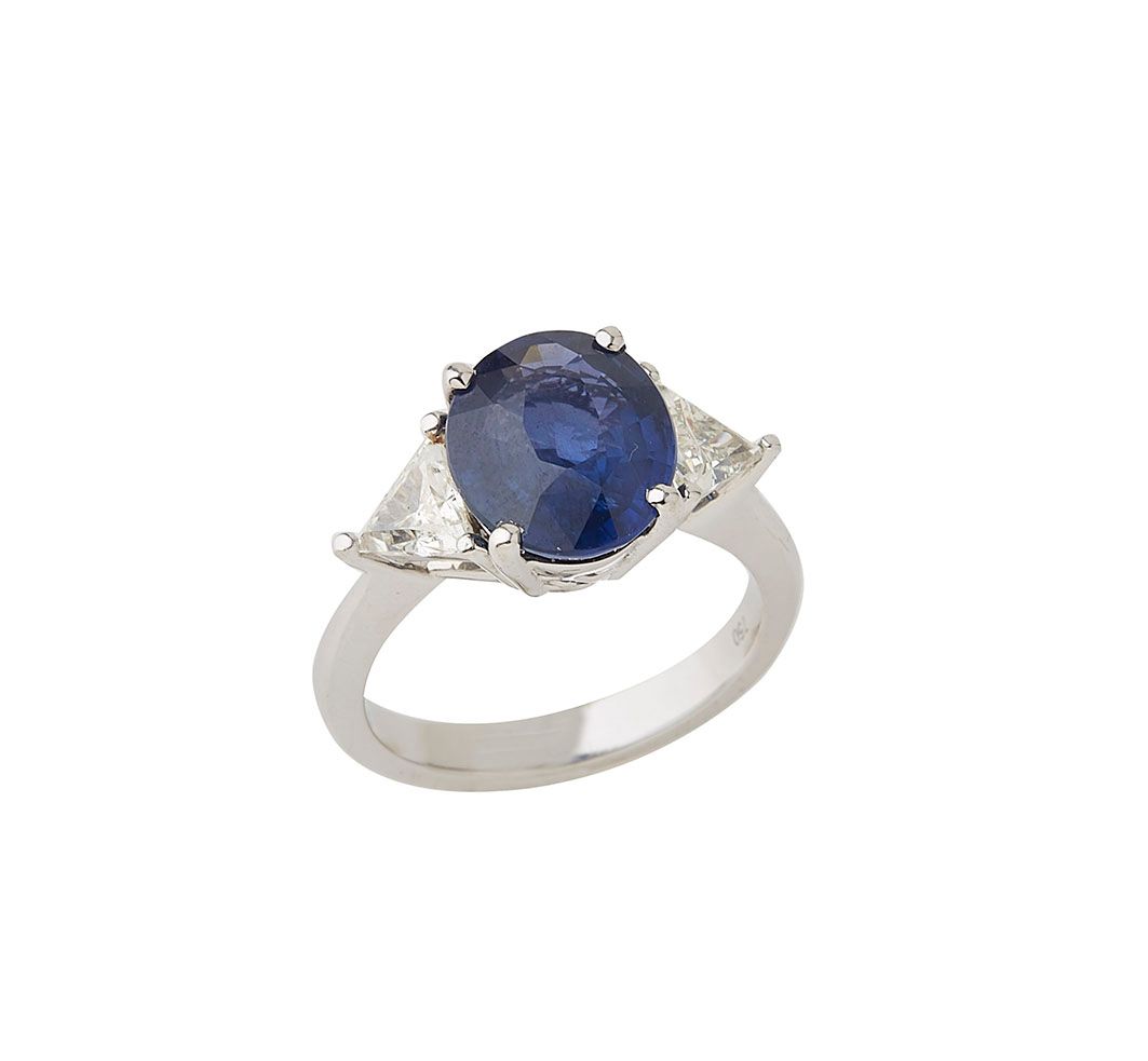 Null 18K(750/°)白金戒指，镶有一颗重达4.5克拉的椭圆形锡兰蓝宝石，并镶嵌有三角形钻石。TDD : 54 毛重 : 6.2克 该石料附有CGL证书&hellip;