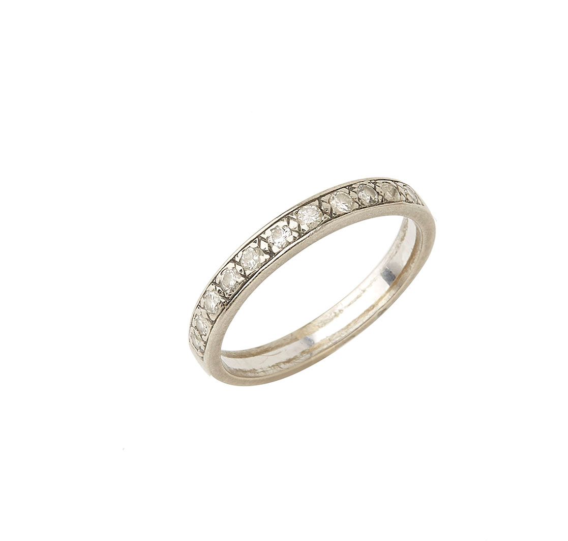 Null Half wedding band in 18K (750/°°) white gold, set with a line of diamonds. &hellip;