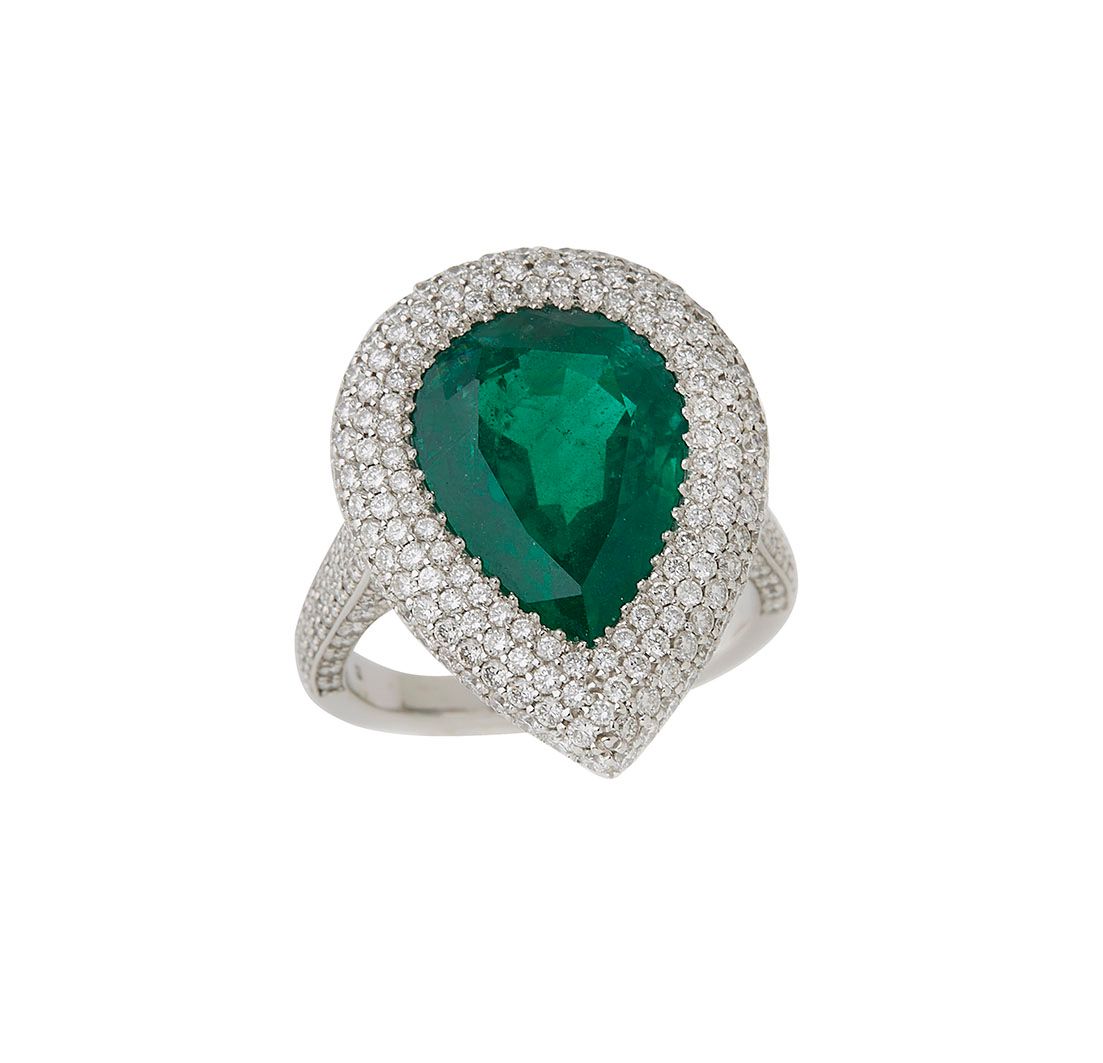 Null Bague en or gris 18K (750/°°), ornée d une émeraude poire vert vif, pesant &hellip;