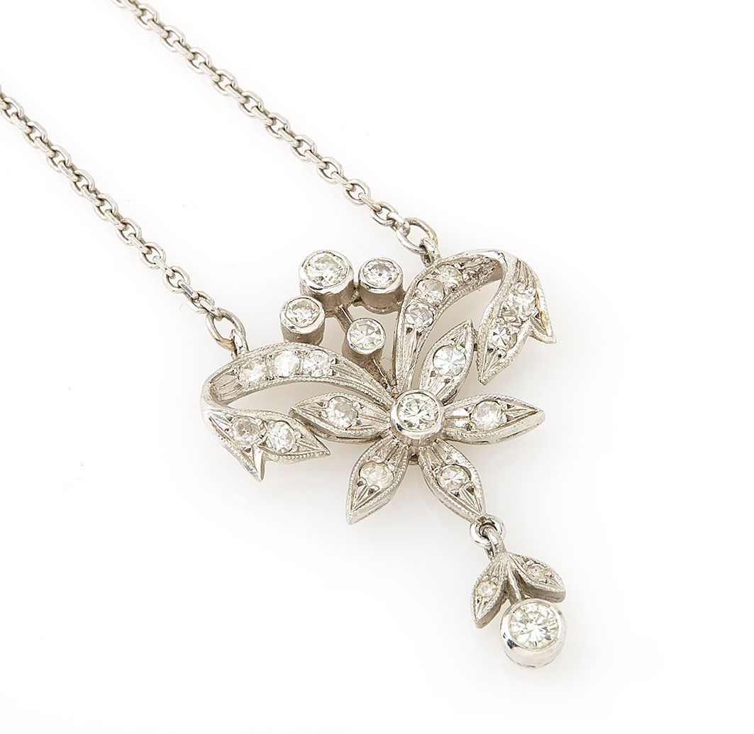 Null 18K（750/°）白金forçat项链，中心为镶有钻石的花卉图案。长度：41.5厘米 毛重：10.2克