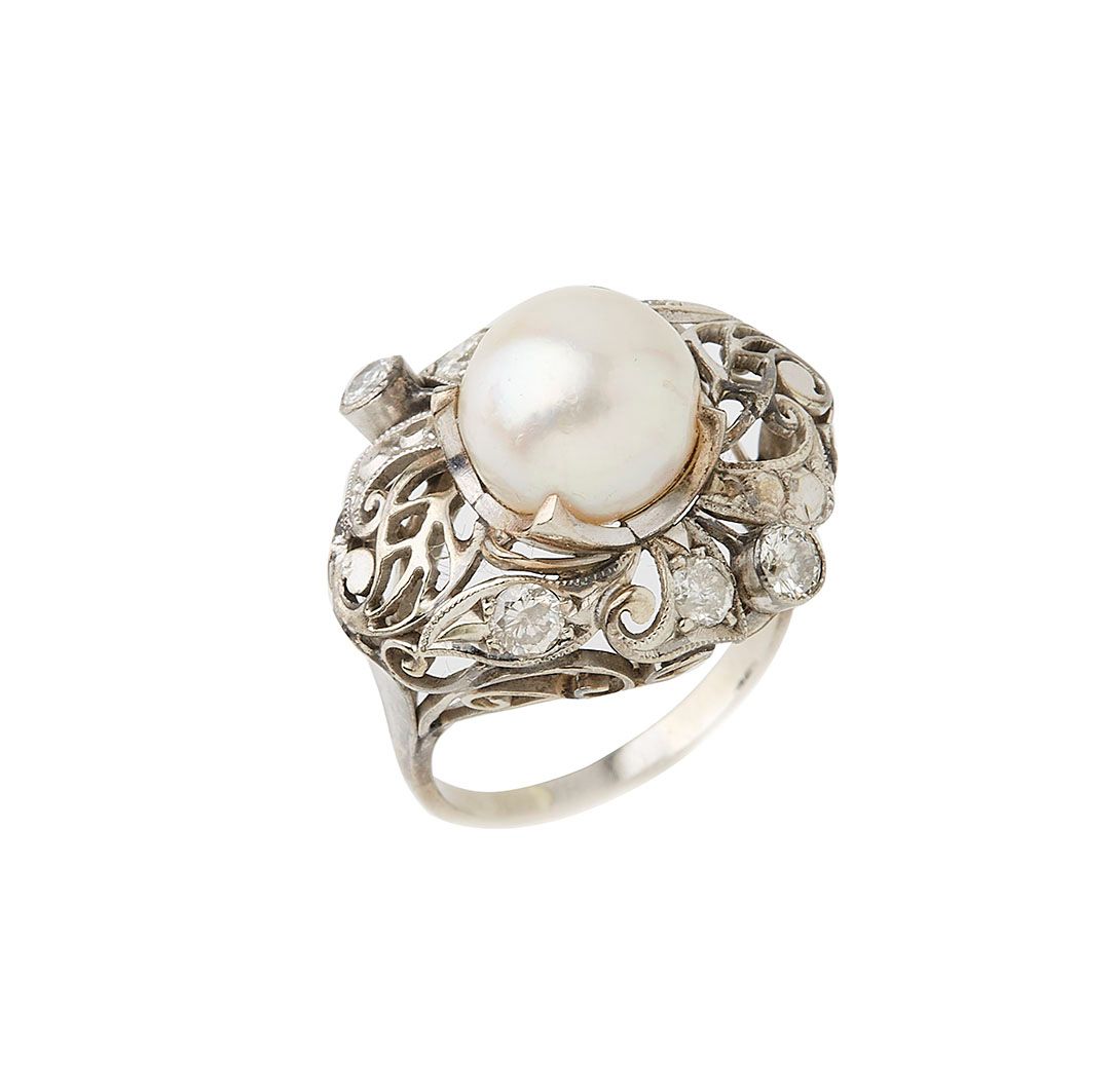 Null 14K (585/°°)白金戒指，顶部为镂空造型，镶有钻石，中心为一颗养殖珍珠。TDD : 52 毛重 : 6.7g