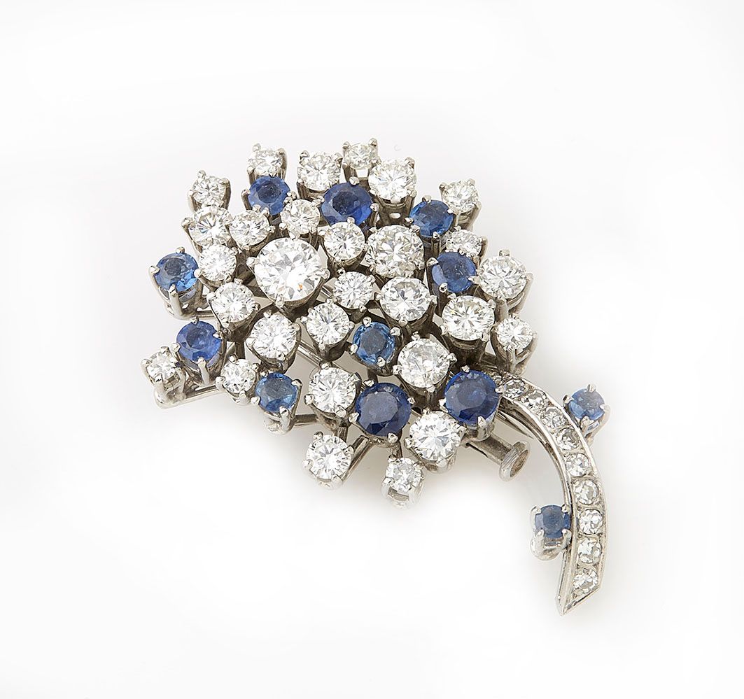 Null 18K白金领夹，以完全镶嵌着蓝宝石和钻石的花朵为特色。毛重：11.4克