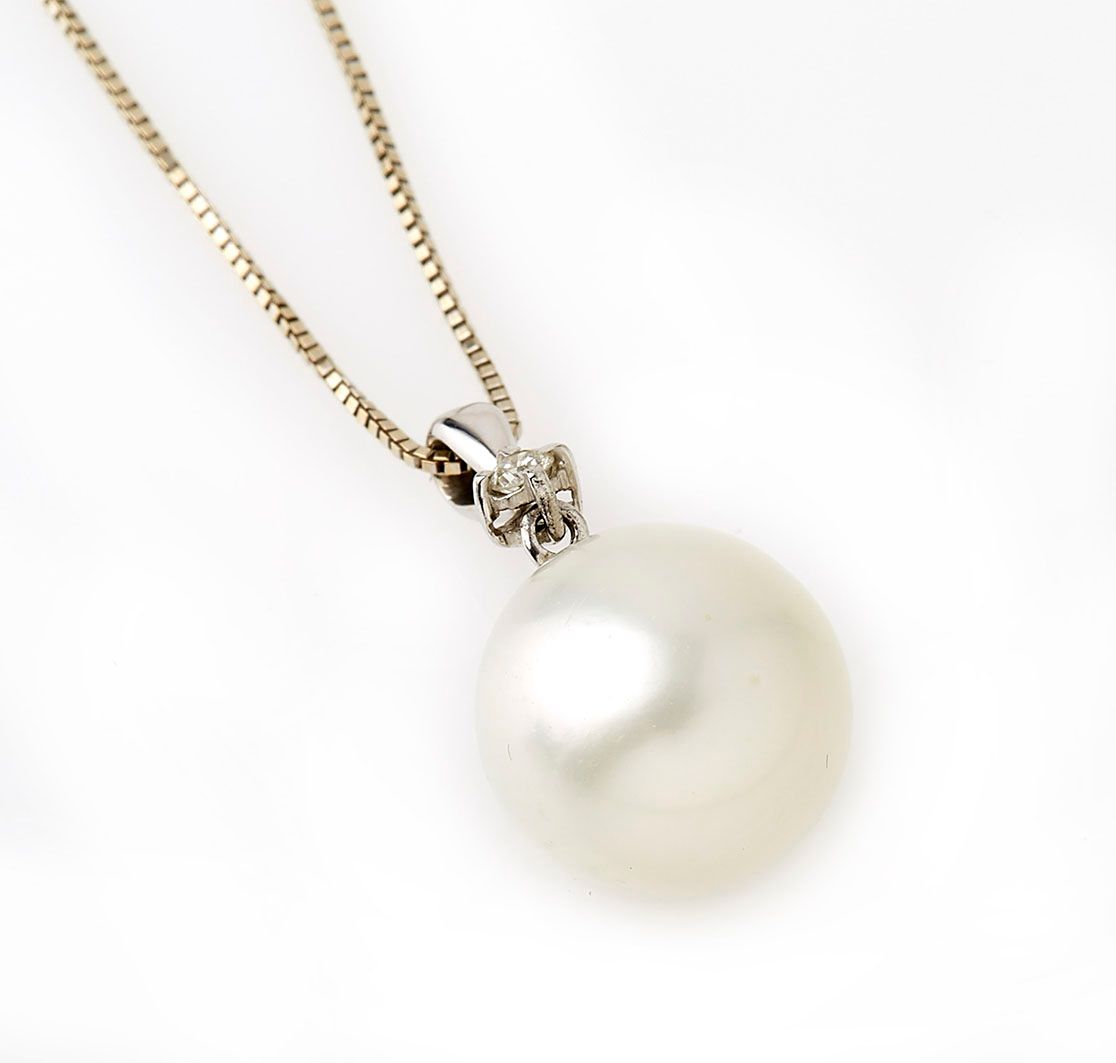 Null 18K白金（750/°）项链，上面有一个养殖珍珠吊坠，上面有一颗钻石。长度：46厘米 毛重：8克