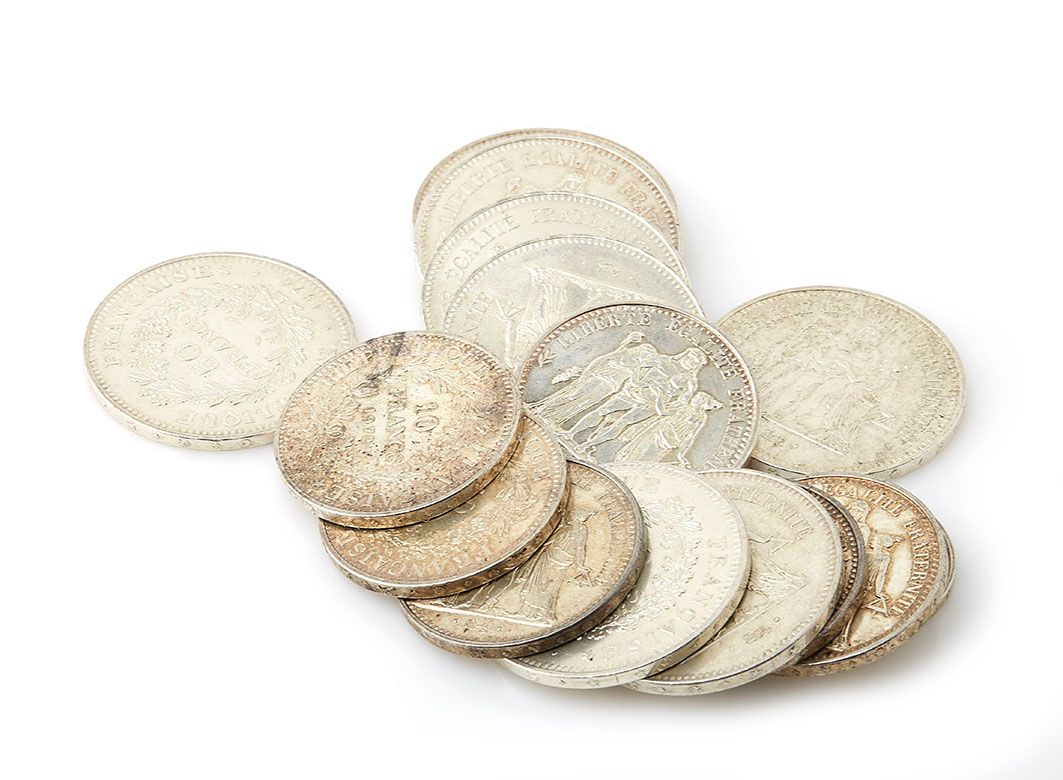 Null 拍品包括：8枚50法郎银币，6枚10法郎银币和1枚5法郎银币。毛重 : 402.5克
