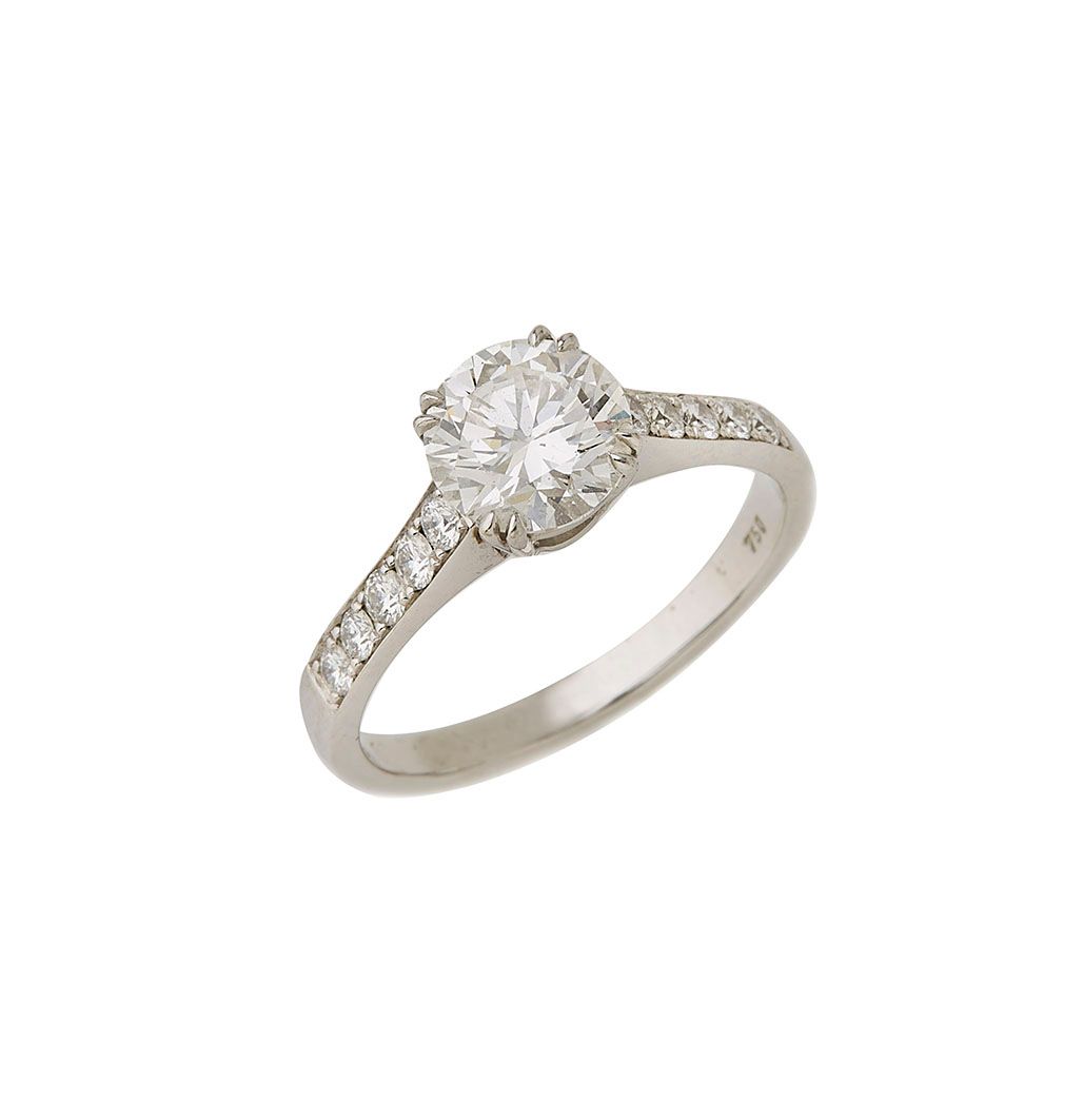 Null 18K(750/°)白金戒指，镶嵌一颗重达1.7克拉的明亮型切割钻石，F色，VS1净度，镶嵌有一排钻石。TDD : 58 毛重 : 4.5g 该宝石附&hellip;