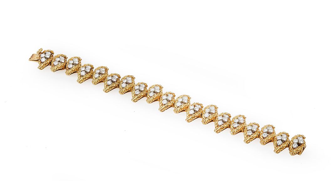 Null BOUCHERON, Bracelet en or jaune guilloché 18K (750/°°) et platine, à motifs&hellip;