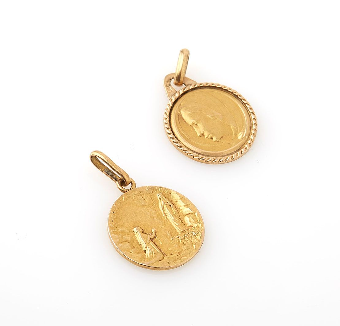 Null Médailles religieuses en or jaune 18K (750/°°). Poids brut : 2.6g