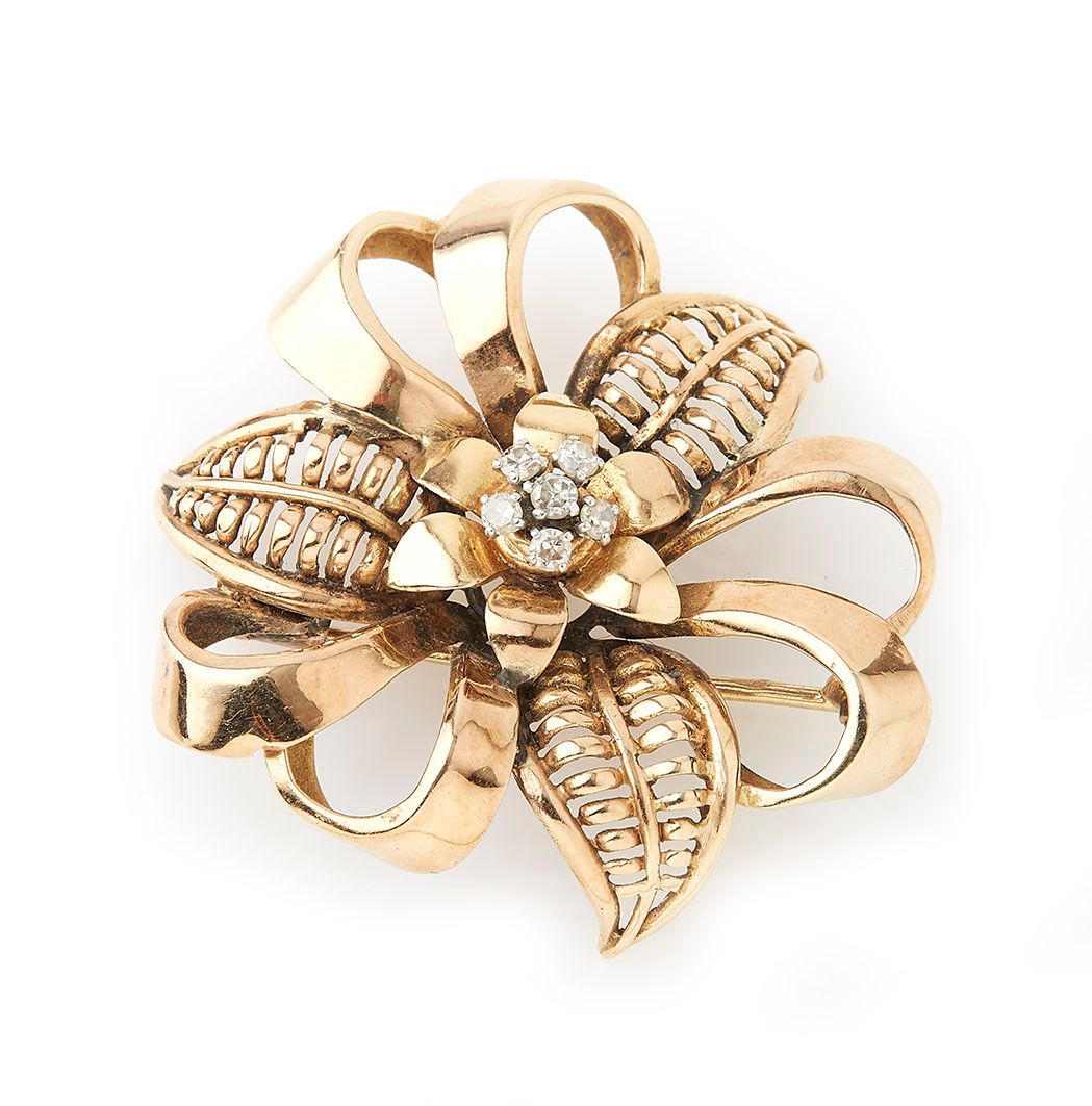 Null Flower brooch in 18K (750/°°) yellow gold, centered with round diamonds. Gr&hellip;