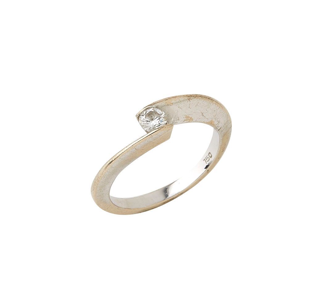 Null Jean Marc GAREL，18K（750/°）白金交叉戒指，镶嵌一颗明亮型切割钻石。签名。TDD : 49 毛重 : 3.1g 带箱子和设置。