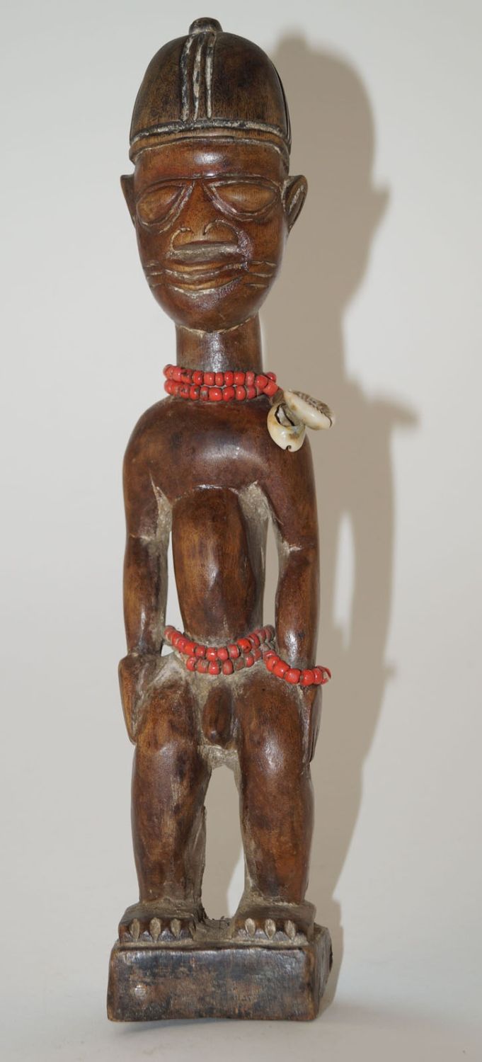 Afrika,Ibedji männliche Statuette, Nigeria Yoruba 高27厘米。方形底座上的双胞胎人物，脸颊上有线条纹身，戴着红&hellip;