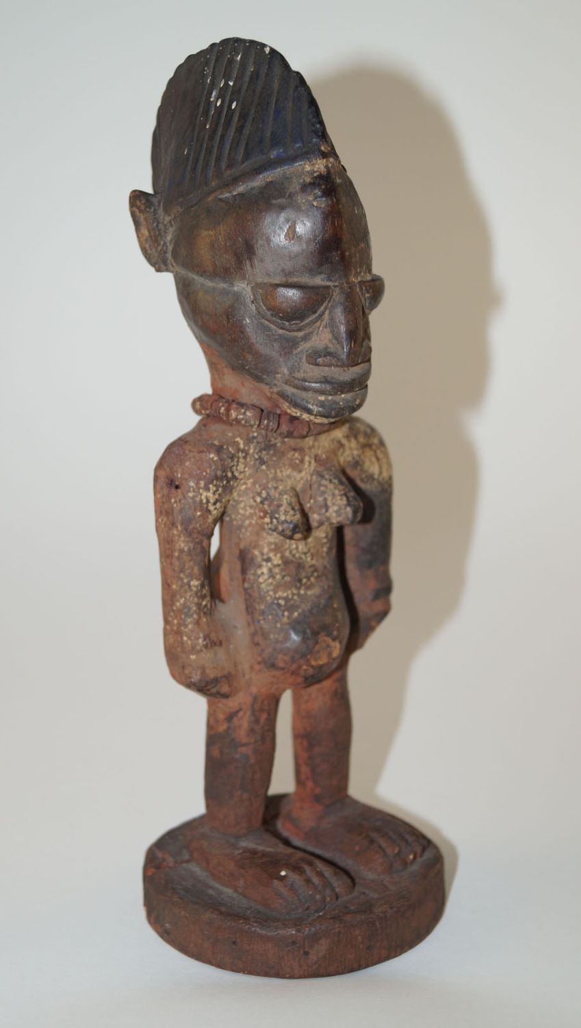 Afrika,Ibedji weibliche Statuette, Nigeria Yoruba 高26厘米。圆形底座上的站立人物。头部有高耸的耳朵，头盔状的&hellip;