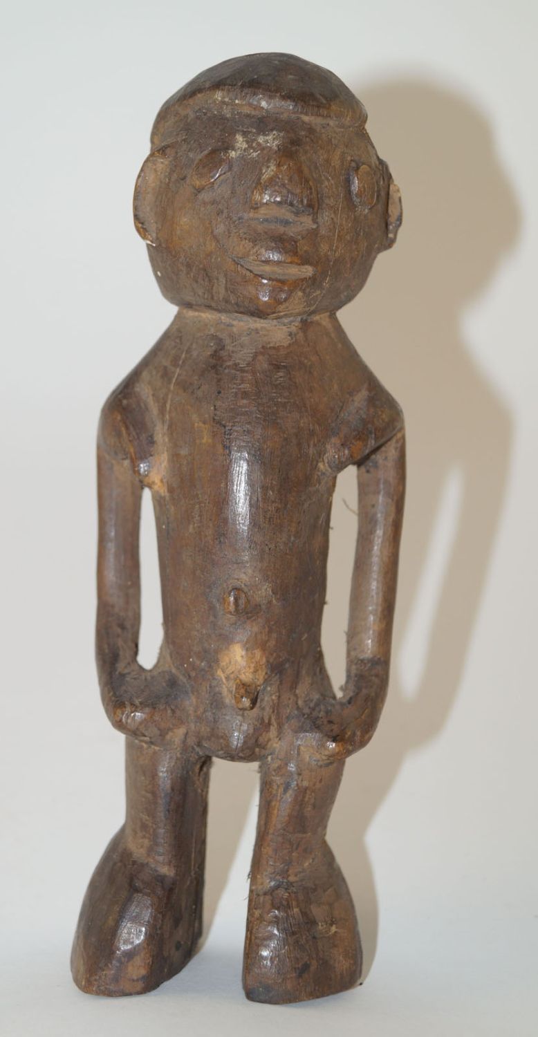 Afrika,Männliche Statuette, DR Kongo Luba 高20,5厘米。戴着头盔发型的青年站立图。沉重的木头，有闪亮的棕色铜锈。几条&hellip;