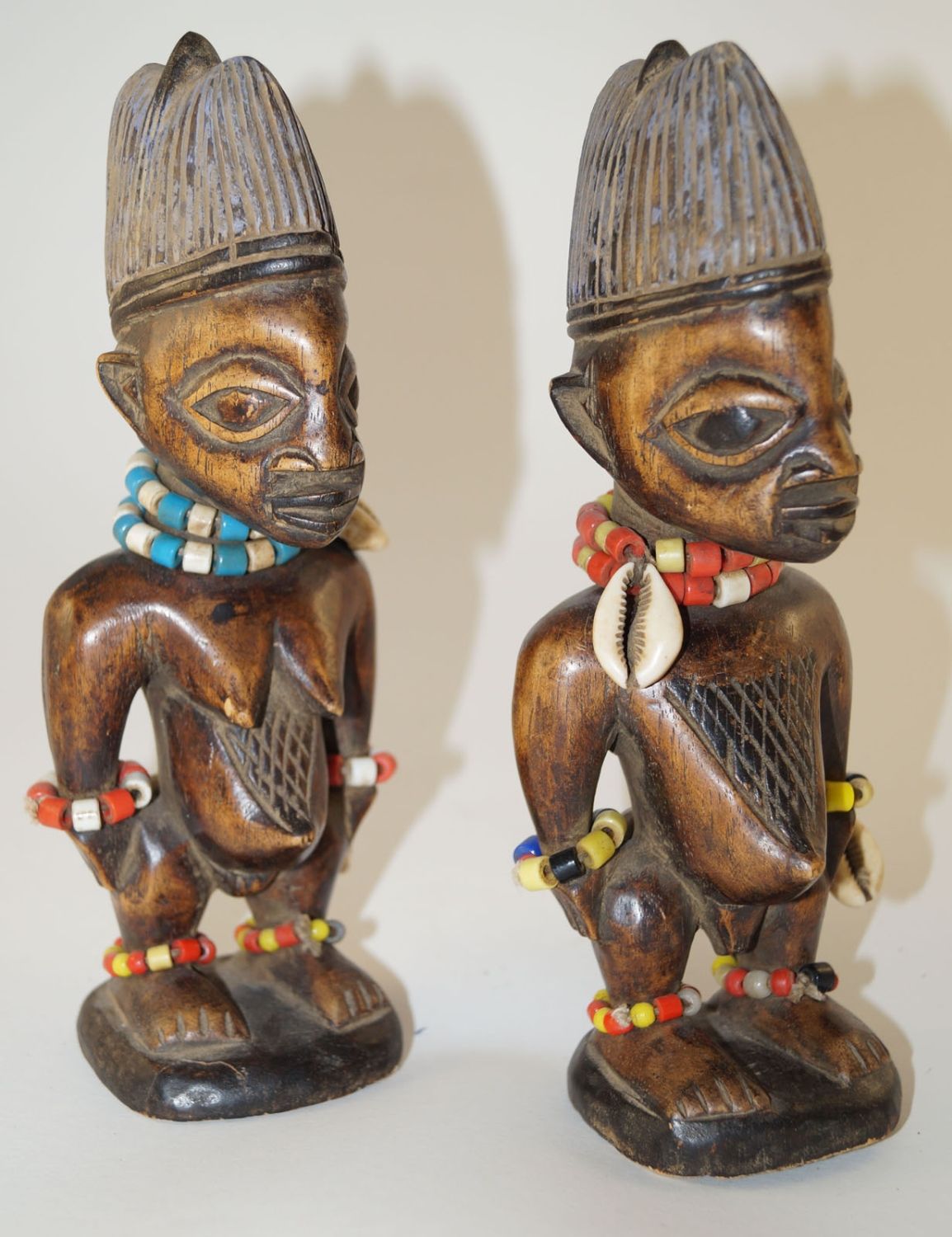 Afrika,Ibedji Zwillingspaar Statuetten, in Nigeria Yoruba Stil 高22厘米。一对在圆盘形的平底上，&hellip;