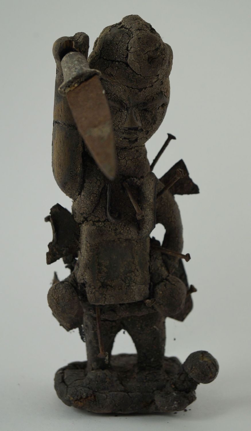 Afrika,Magische Nkisi Statuette, in DR Kongo Stil H. 20,5 cm. Figure avec une po&hellip;