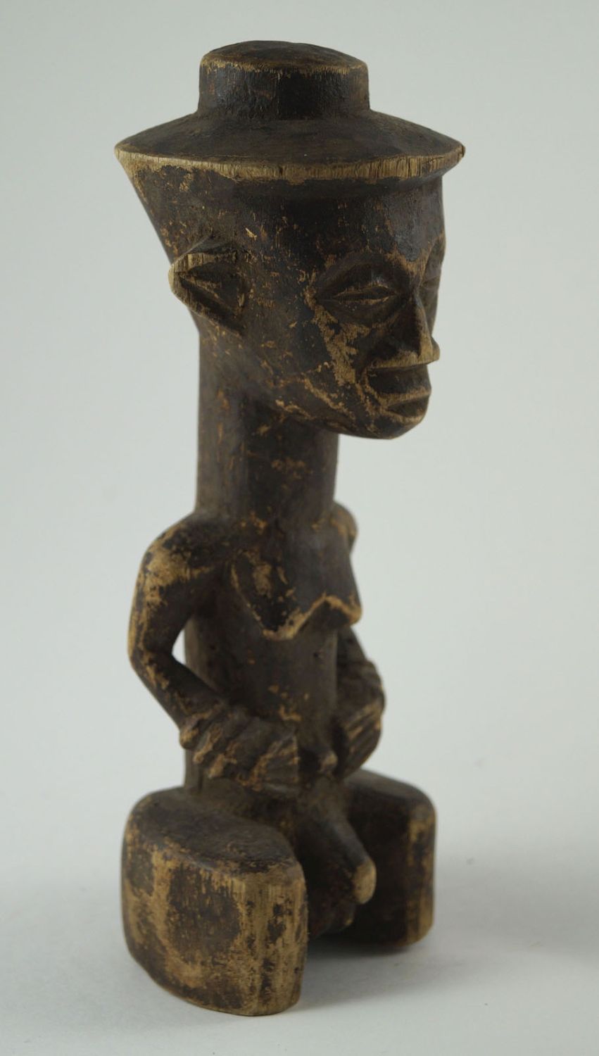 Afrika,Statuette, in DR Kongo Dengese Stil H. 20,5 cm. Figure de roi aux jambes &hellip;