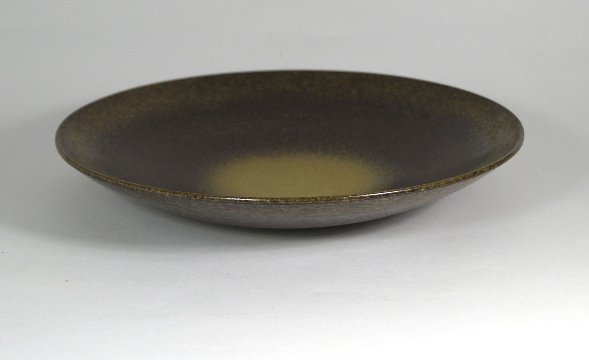 Karen Müller, Geb. 1939, Schwingende Keramikschale 重型浅摆碗，长33厘米，高3.5厘米。深棕色碗身，外面有凹&hellip;