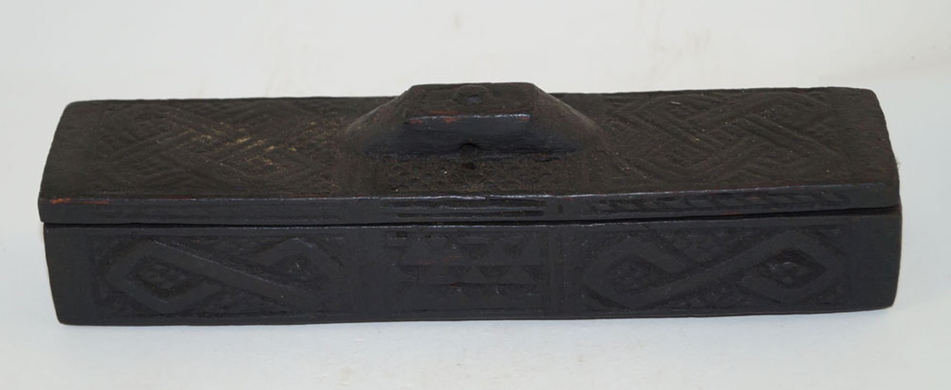 Null Holzdose, DR Kongo Kuba H. 4,5 cm, L. 25,5 cm. Rechteckige Deckeldose mit K&hellip;