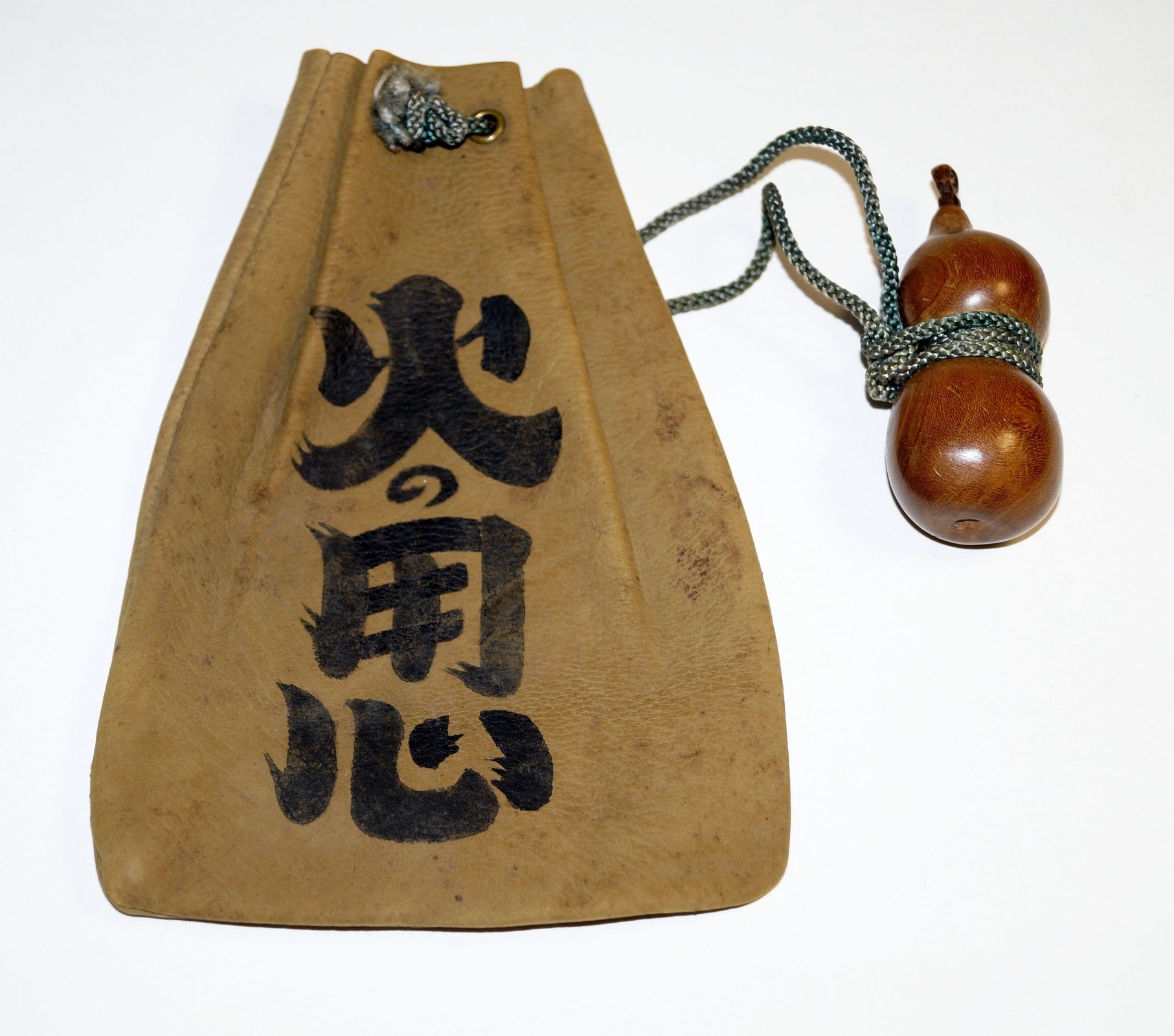 Null Tabaktasche mit Netsuke (L. 17 cm), Edo Wildleder, Netsuke in Kürbisform. A&hellip;