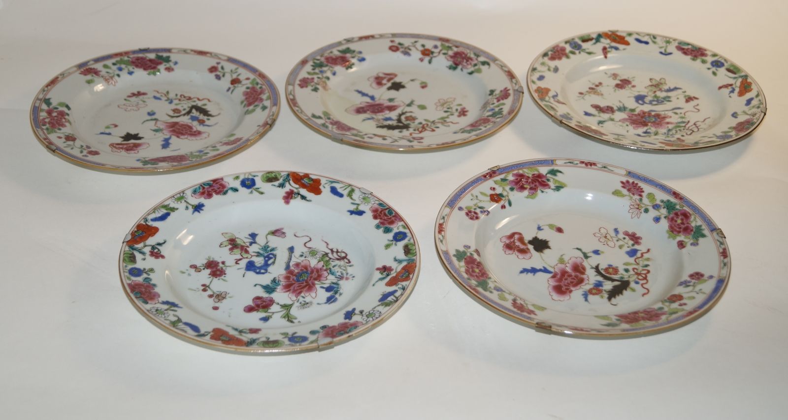 Null Cinco platos Famille Rose (d. 22,5 x alt. 2,6 cm), s. XVIII. Porcelana de p&hellip;