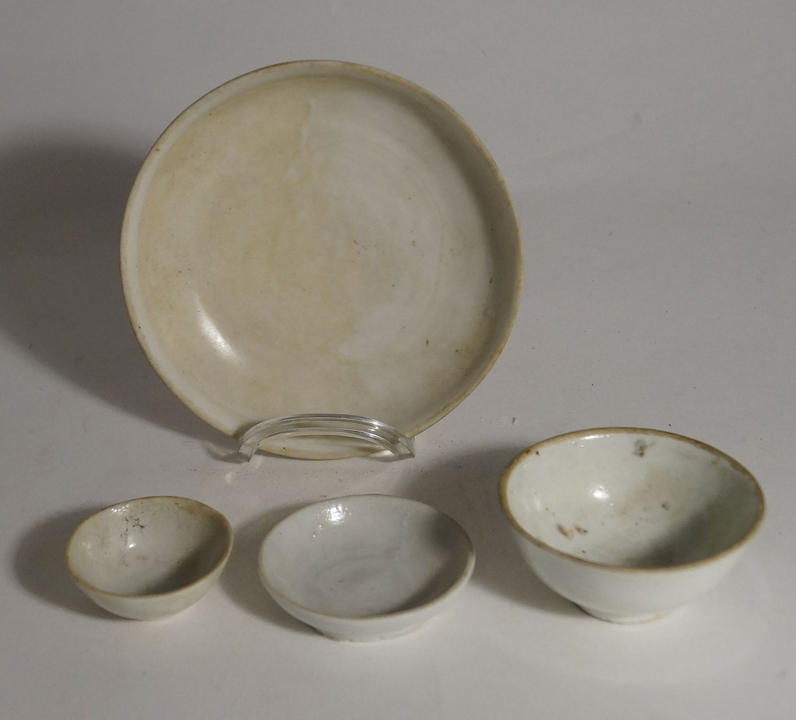 Null Vier weiße Porzellan Teller und Schalen, 12. - 17. Jh. Zwei Teller, D. 13 x&hellip;