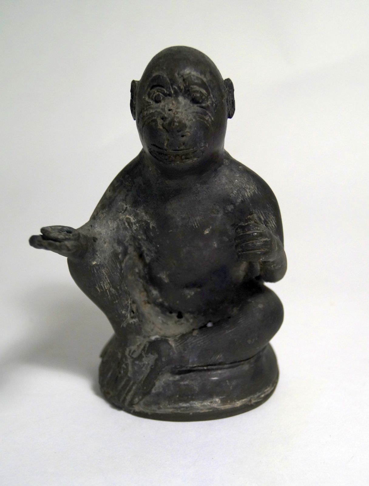 Null Bettelnder Affe (H. 15 cm), Indonesien wohl 19. Jh. Bronze mit schwarzer Pa&hellip;