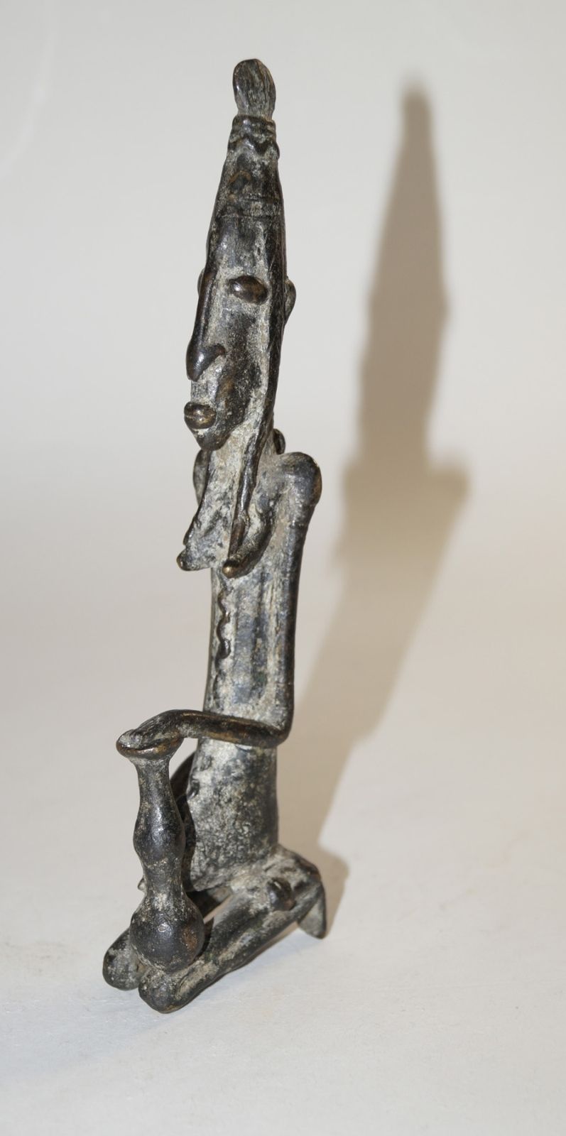 Null Bronzefigur (H. 20 cm), Mali Vollguß, krustige grünschwarze Patina. Stilisi&hellip;