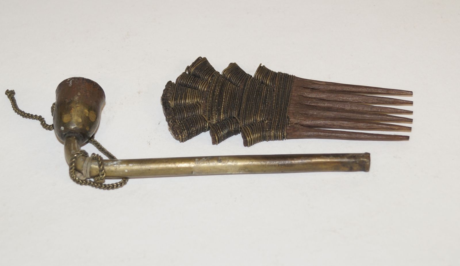 Null Kamm (H. 11 cm) und Pfeife (L. 13 cm), Indonesien Holz und Messing. Nachlas&hellip;