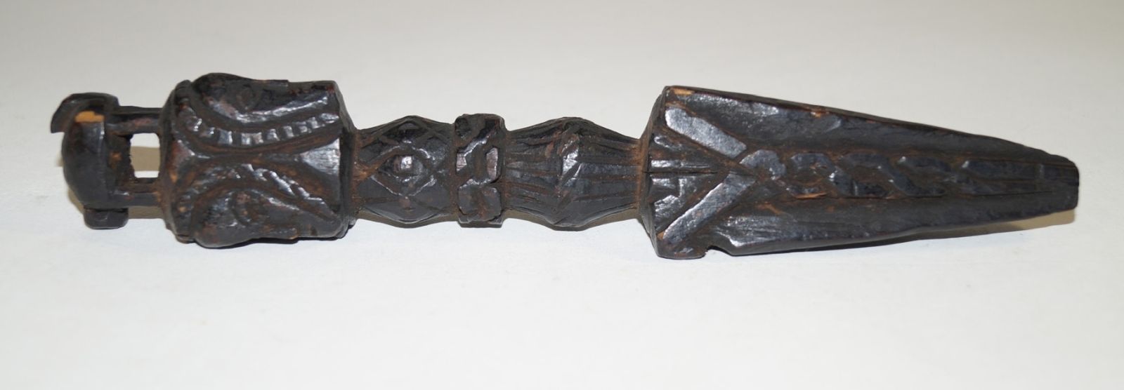 Null Phurba Dolch (L. 24,5 cm), Nepal Leichtes rotbraunes Holz, schwarze Patina,&hellip;