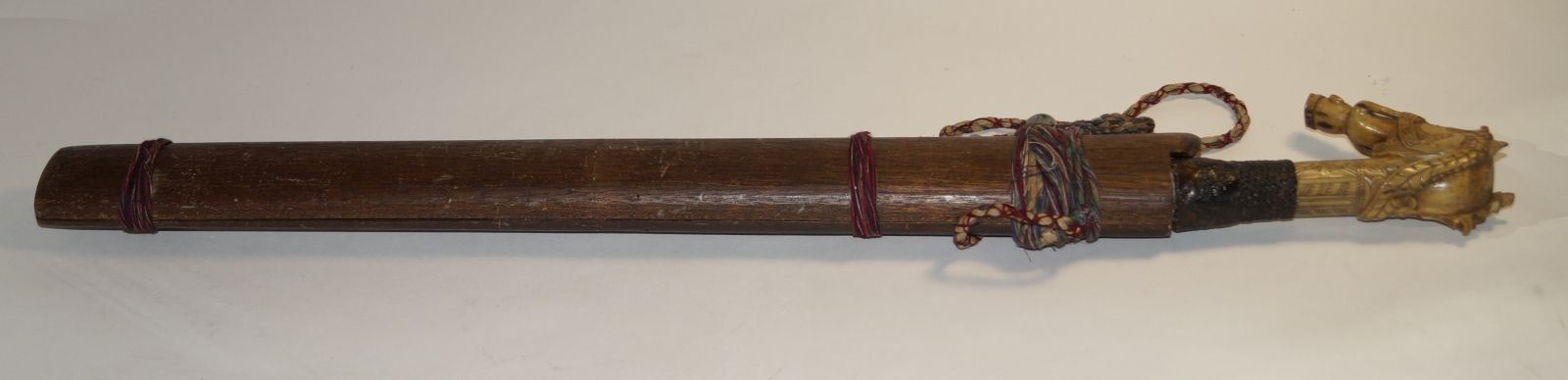 Null Schwert mit Hirschhorn Griff (L. 62 cm), Borneo Holzscheide, Metallklinge. &hellip;