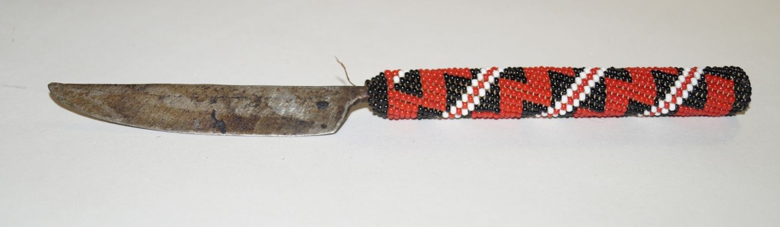Null Messer mit Perlengriff, Nigeria L. 21,5 cm. Metallklinge, Holzgriff überzog&hellip;