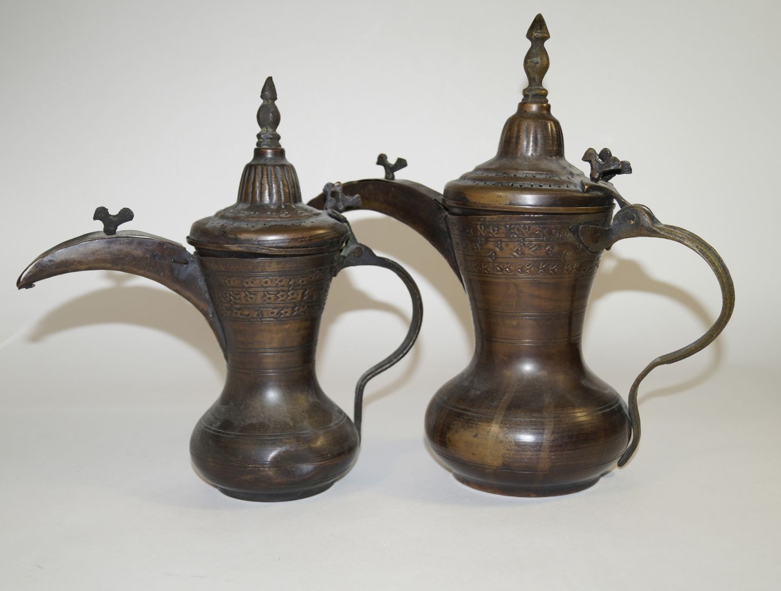 Null Dos jarras, latón de la India, decoración geométrica cincelada, h. 29 cm y &hellip;